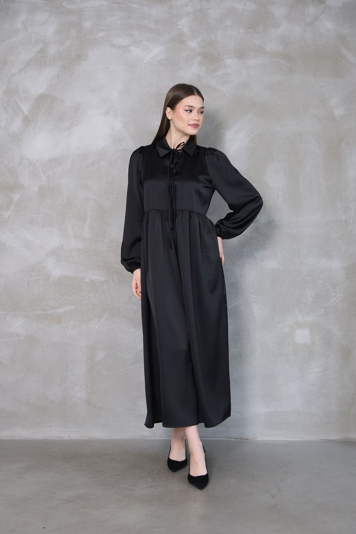 Yaka Biye Detay Saten Elbise-Siyah