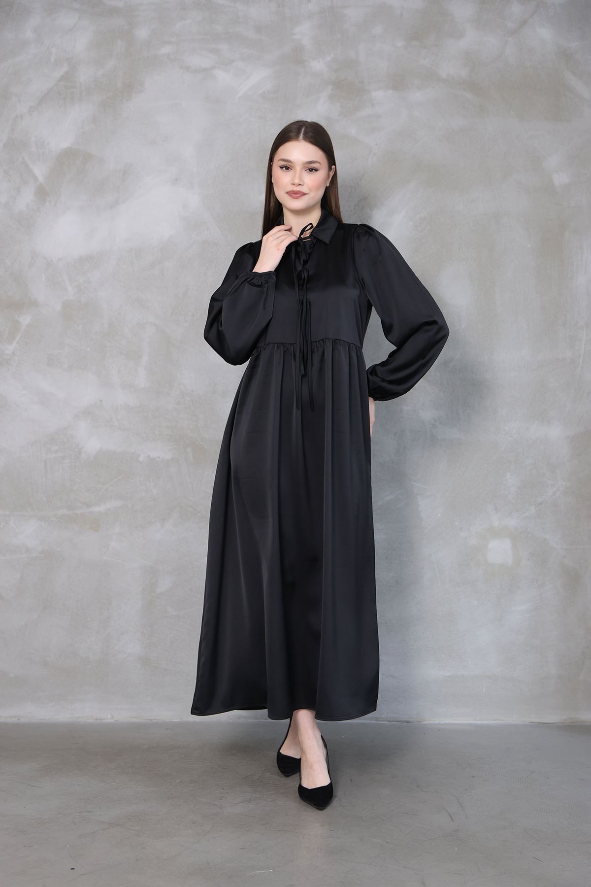 Yaka Biye Detay Saten Elbise-Siyah