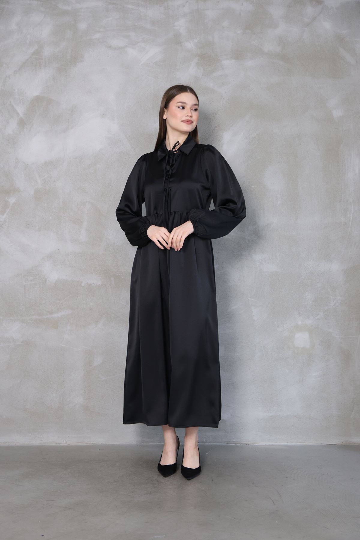 Yaka Biye Detay Saten Elbise-Siyah