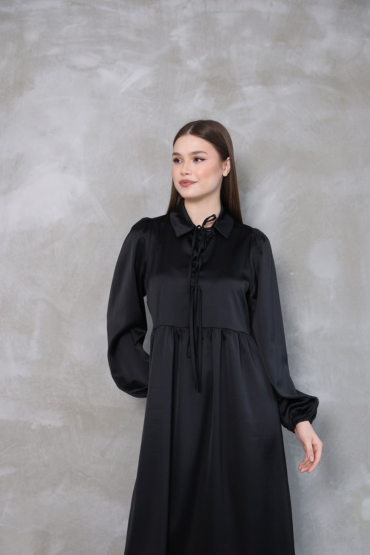 Yaka Biye Detay Saten Elbise-Siyah