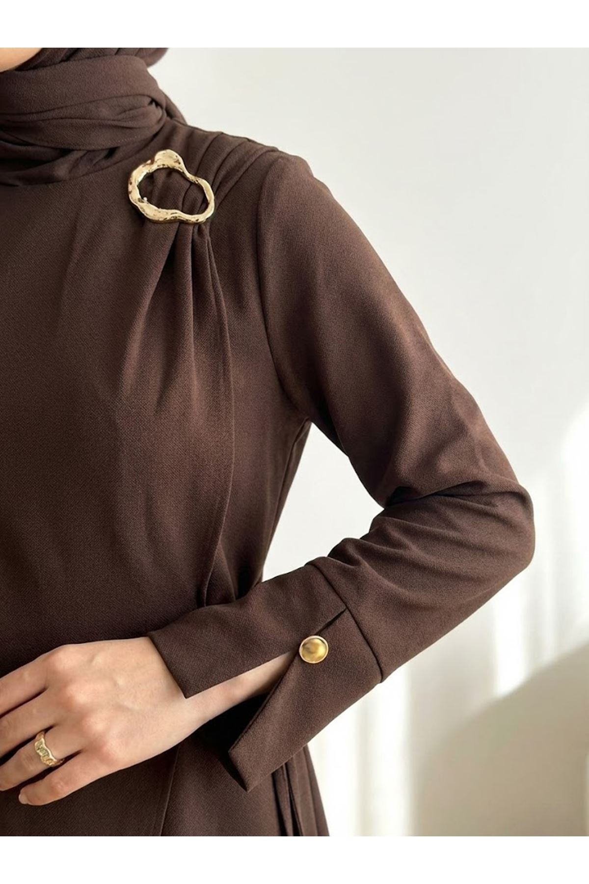 Omuz Ve Manşet Detaylı Elbise-Kahve