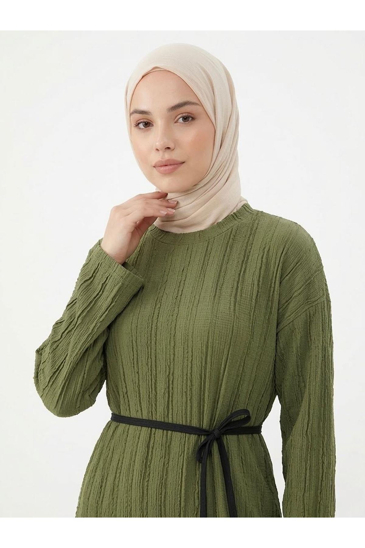 Pilise Dokulu Kemer Detay Elbise-Haki